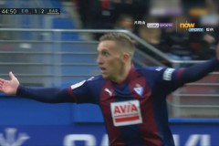 巴塞罗那逆转胜，亚马尔助攻莱万，登顶西甲积分榜